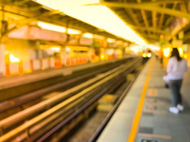 Gün batımından önceki bulanık tren görüntüsü, Bangkok, Tayland 'daki BTS hava treni