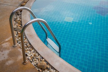 Mavi su arka planlı yüzme havuzu