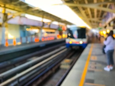 Gün batımından önceki bulanık tren görüntüsü, Bangkok, Tayland 'daki BTS hava treni