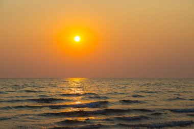 Gün batımından önce gökyüzü ve sahil