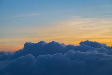 Güzel gökyüzü ve bulutlar gün batımından önce uçakla çekim yaparlar.