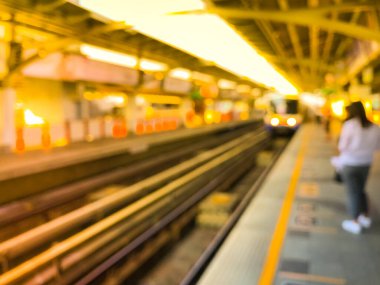 Gün batımından önceki bulanık tren görüntüsü, Bangkok, Tayland 'daki BTS hava treni