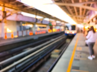 Gün batımından önceki bulanık tren görüntüsü, Bangkok, Tayland 'daki BTS hava treni