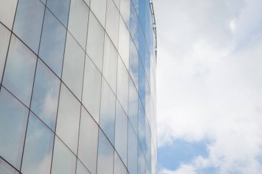 Bina arka planında mavi pencereler