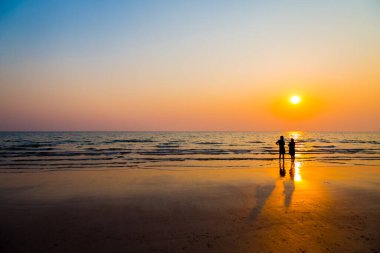 Gün batımından önce sevgilileri ve kumsalı sustur