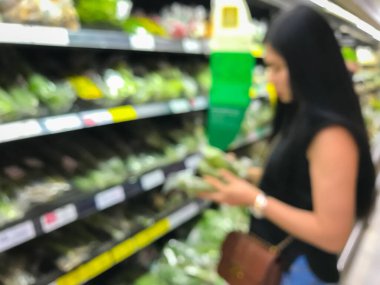 Görünmez kadın yemek bölümünden alışveriş yapıyor.