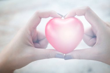 Kadın arka plan için kırmızı kalp kullanım tutun