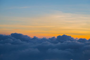 Güzel gökyüzü ve bulutlar gün batımından önce uçakla çekim yaparlar.