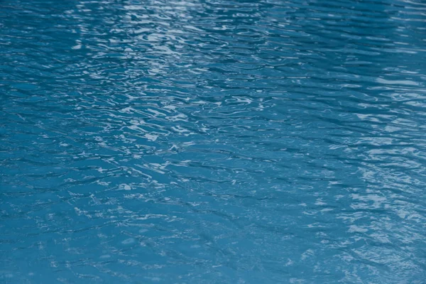 Borda Azul Piscina Com Refeção Fundo Ondulação Água — Fotografia de Stock