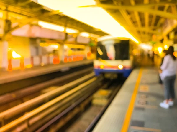Gün batımından önceki bulanık tren görüntüsü, Bangkok, Tayland 'daki BTS hava treni