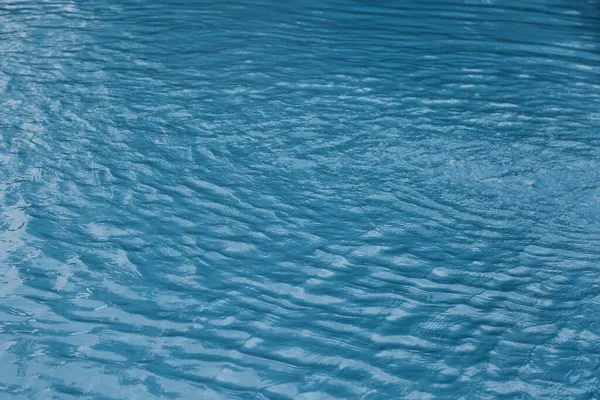 Borde Azul Piscina Con Reflejos Fondo Ondulado Agua — Foto de Stock