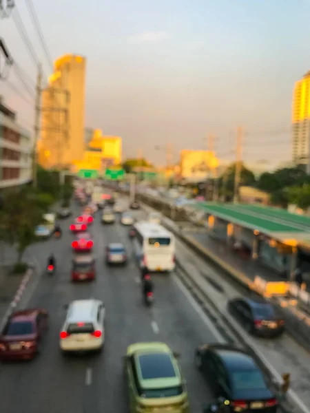 日没前の街の交通のぼかし — ストック写真