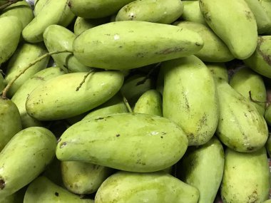 Pazar arka planında yeşil mango