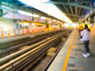 Gün batımından önceki bulanık tren görüntüsü, Bangkok, Tayland 'daki BTS hava treni