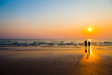 Gün batımından önce sevgilileri ve kumsalı sustur