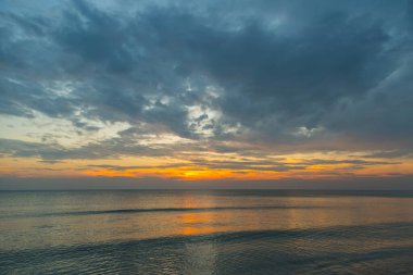 Siluet gün batımı plaj arka planında