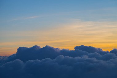 Güzel gökyüzü ve bulutlar gün batımından önce uçakla çekim yaparlar.