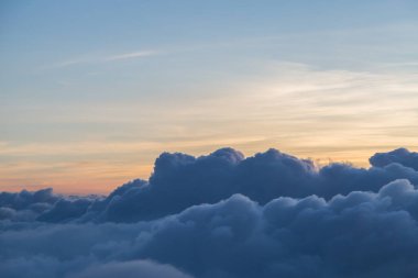 Güzel gökyüzü ve bulutlar gün batımından önce uçakla çekim yaparlar.