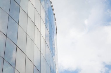 Bina arka planında mavi pencereler