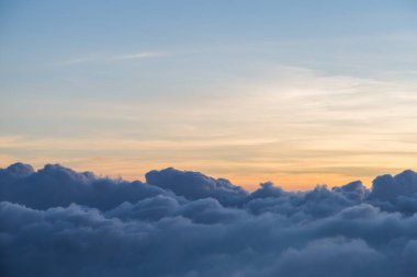 Güzel gökyüzü ve bulutlar gün batımından önce uçakla çekim yaparlar.