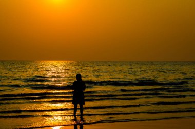 Gün batımından önce sevgilileri ve kumsalı sustur