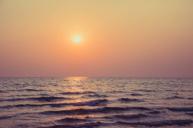 Gün batımından önce gökyüzü ve sahil