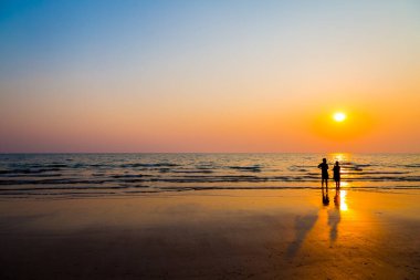 Gün batımından önce sevgilileri ve kumsalı sustur