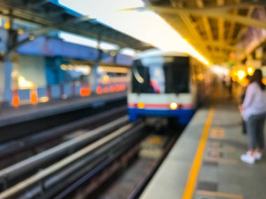 Gün batımından önceki bulanık tren görüntüsü, Bangkok, Tayland 'daki BTS hava treni