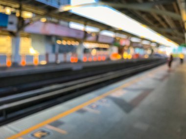 Gün batımından önceki bulanık tren görüntüsü, Bangkok, Tayland 'daki BTS hava treni