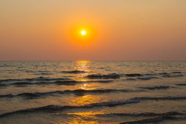 Gün batımından önce gökyüzü ve sahil