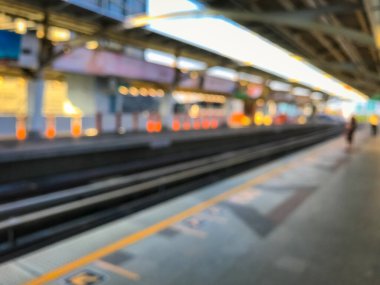Gün batımından önceki bulanık tren görüntüsü, Bangkok, Tayland 'daki BTS hava treni