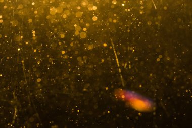 Siyah arkaplan ile soyut altın bokeh