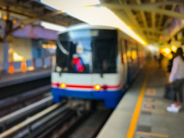 Gün batımından önceki bulanık tren görüntüsü, Bangkok, Tayland 'daki BTS hava treni