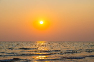 Gün batımından önce gökyüzü ve sahil