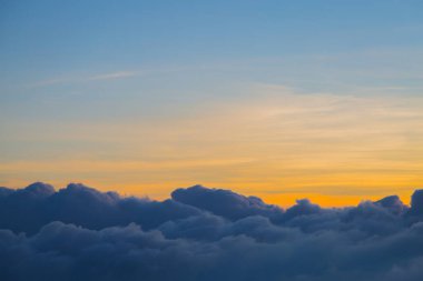 Güzel gökyüzü ve bulutlar gün batımından önce uçakla çekim yaparlar.