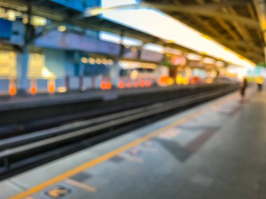 Gün batımından önceki bulanık tren görüntüsü, Bangkok, Tayland 'daki BTS hava treni