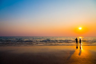 Gün batımından önce sevgilileri ve kumsalı sustur
