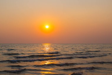 Gün batımından önce gökyüzü ve sahil