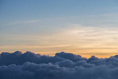 Güzel gökyüzü ve bulutlar gün batımından önce uçakla çekim yaparlar.