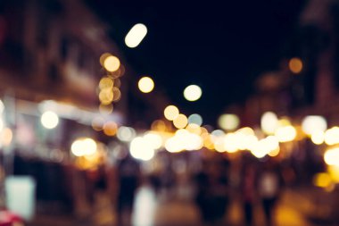 Şehir arka planında gece pazarı ile bulanık