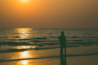 Gün batımından önce sevgilileri ve kumsalı sustur