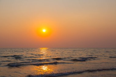 Gün batımından önce gökyüzü ve sahil