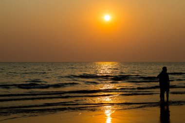 Gün batımından önce sevgilileri ve kumsalı sustur