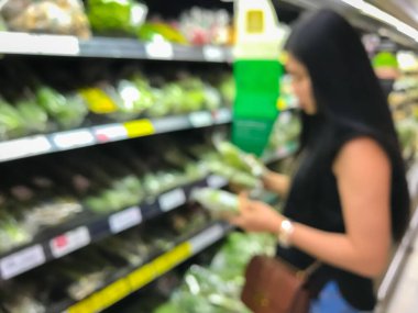 Görünmez kadın yemek bölümünden alışveriş yapıyor.