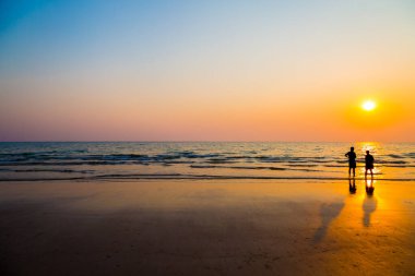 Gün batımından önce sevgilileri ve kumsalı sustur