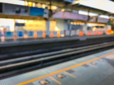 Gün batımından önceki bulanık tren görüntüsü, Bangkok, Tayland 'daki BTS hava treni