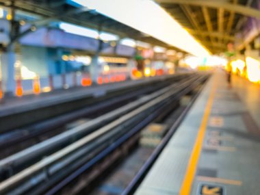 Gün batımından önceki bulanık tren görüntüsü, Bangkok, Tayland 'daki BTS hava treni