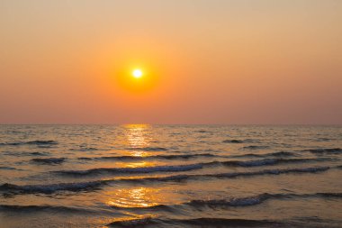 Gün batımından önce gökyüzü ve sahil