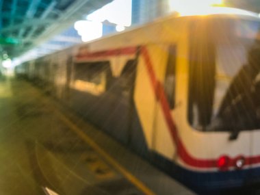 Gün batımından önceki bulanık tren görüntüsü, Bangkok, Tayland 'daki BTS hava treni
