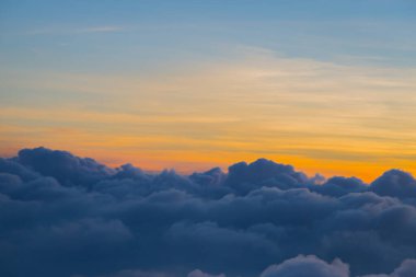 Güzel gökyüzü ve bulutlar gün batımından önce uçakla çekim yaparlar.